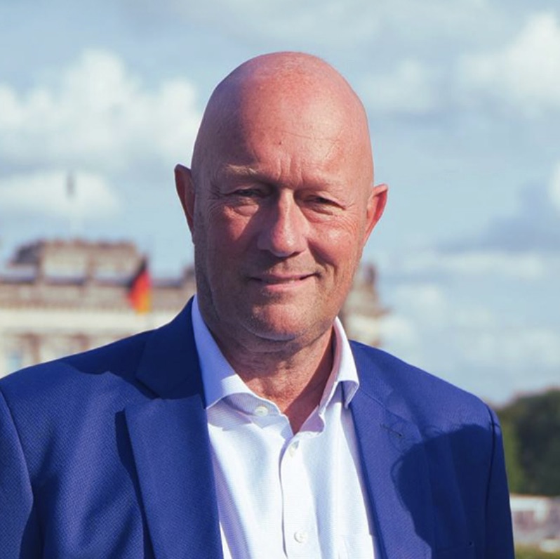 Thomas L. Kemmerich vor dem Reichstagsgebäude in Berlin